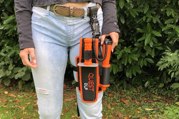 Quest Beinholster für Pinpointer und Grabemesser Outdoorbild